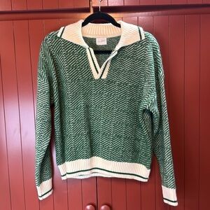 Green, long-sleeved sweater with v-neckline and collar